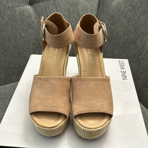 BRAND NEW IN BOX-Nine West Natural Beige Wedge Heels size 6M - Picture 7 of 7